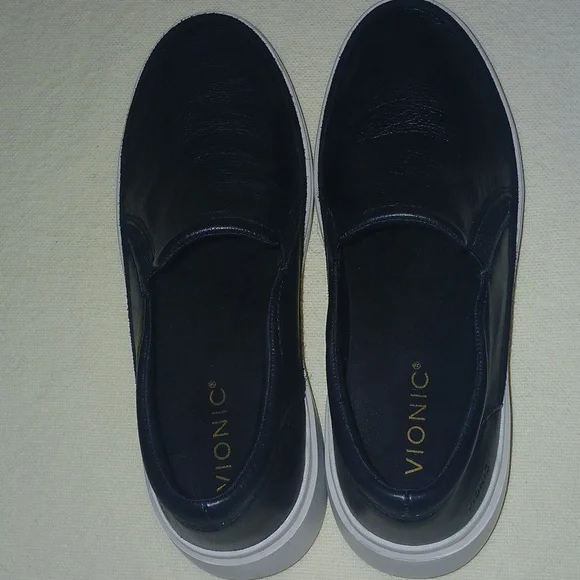 Vionic Black Leather Slip-On Loafers with Cream Sole sz.8 - Picture 2 of 4